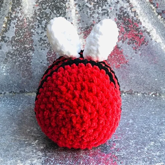 Handmade Plushie Bumblebee - Picture 14 of 15